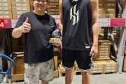 乐鱼体育官网-上半身壮了不少啊小杨！网友在波特兰商场偶遇购物的杨瀚森